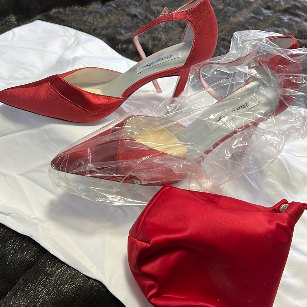 Cranberry Red Shoes with matching wristlet. 2” high heel. Comfortable and cute!